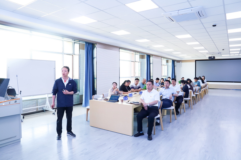 2023年9月6日 1929cc威尼斯产业学院建设工作推进会 (6)_调整大小.jpg